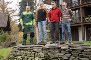 die Mauer hält!