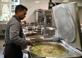 Moorthy kocht eine nahrhafte Minestrone für die Gartenarbeiter*innen