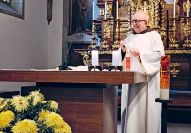 Br. Hanspeter Betschart bei der Vorbereitung des Gottesdienstes.